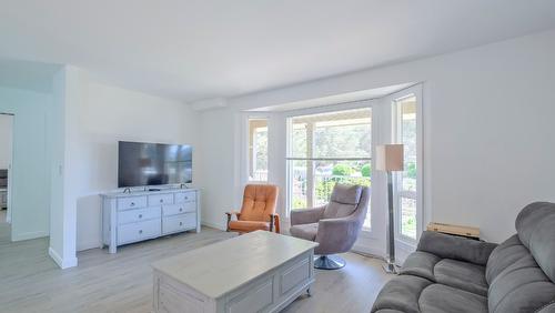 2742 Cameron Road, West Kelowna, BC - Indoor Photo Showing Living Room