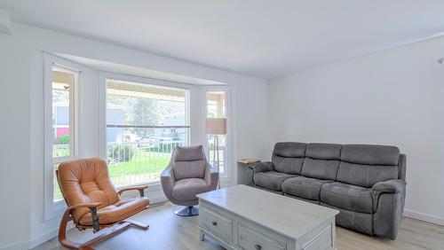 2742 Cameron Road, West Kelowna, BC - Indoor Photo Showing Living Room