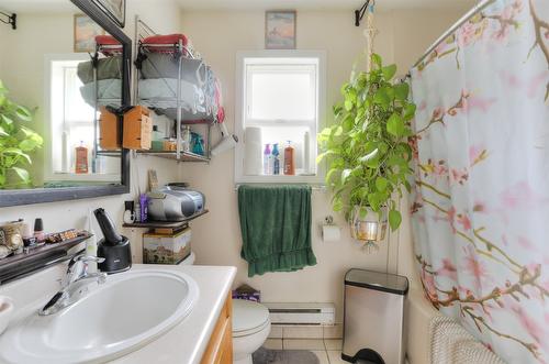 661 Christleton Avenue, Kelowna, BC - Indoor Photo Showing Bathroom