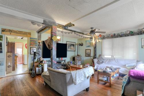 661 Christleton Avenue, Kelowna, BC - Indoor Photo Showing Living Room