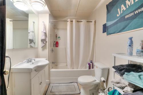 661 Christleton Avenue, Kelowna, BC - Indoor Photo Showing Bathroom