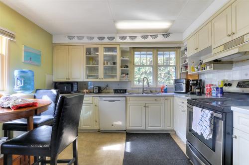 661 Christleton Avenue, Kelowna, BC - Indoor Photo Showing Kitchen With Double Sink