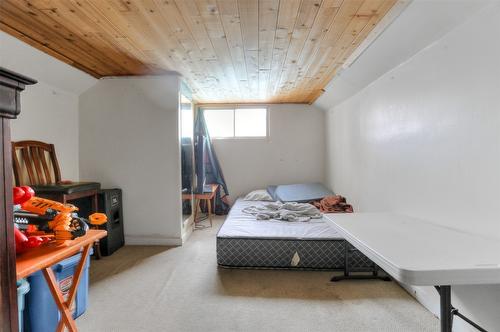 661 Christleton Avenue, Kelowna, BC - Indoor Photo Showing Bedroom