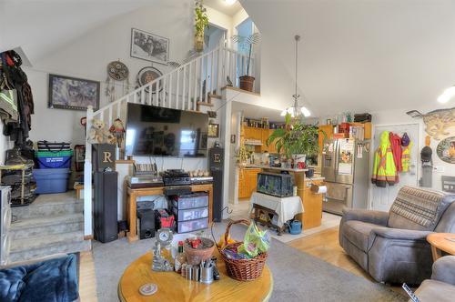 661 Christleton Avenue, Kelowna, BC - Indoor Photo Showing Living Room