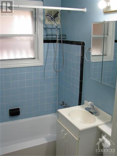 FULL BATH LOWER UNIT - 677 Borthwick Avenue, Ottawa, ON - Indoor Photo Showing Bathroom