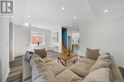 50 Bell Avenue, Hamilton, ON - Indoor Photo Showing Living Room