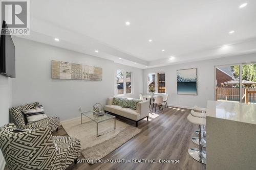 50 Bell Avenue, Hamilton, ON - Indoor Photo Showing Living Room