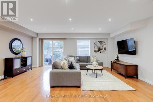 32 Kilgannon Avenue, Clarington (Courtice), ON - Indoor Photo Showing Living Room