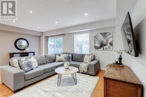 32 Kilgannon Avenue, Clarington (Courtice), ON - Indoor Photo Showing Living Room