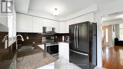 2598 Dashwood Drive, Oakville, ON - Indoor Photo Showing Kitchen With Double Sink With Upgraded Kitchen