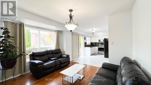 2598 Dashwood Drive, Oakville (West Oak Trails), ON - Indoor Photo Showing Living Room