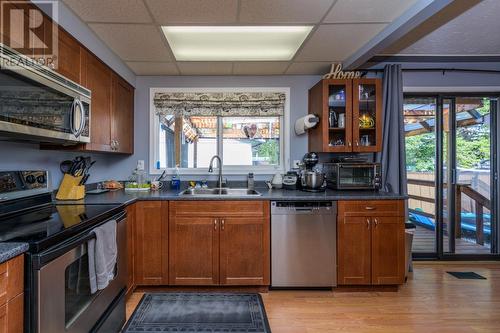 368 Wilson Crescent, Prince George, BC - Indoor Photo Showing Kitchen With Double Sink