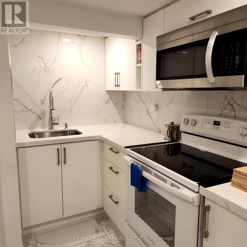 4508 Ryerson Crescent, Niagara Falls, ON - Indoor Photo Showing Kitchen