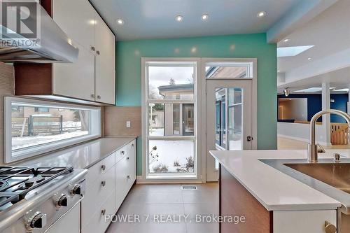 34 Groveland Crescent, Toronto, ON - Indoor Photo Showing Kitchen With Upgraded Kitchen