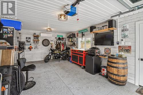 68 Wyngate Avenue, Hamilton (Stoney Creek), ON - Indoor Photo Showing Garage