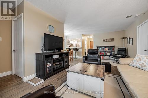 312 - 22 Clarissa Drive, Richmond Hill (Harding), ON - Indoor Photo Showing Living Room