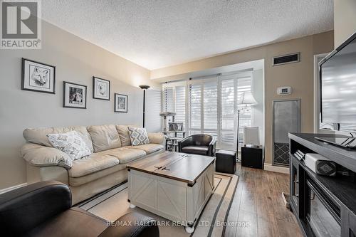 312 - 22 Clarissa Drive, Richmond Hill (Harding), ON - Indoor Photo Showing Living Room