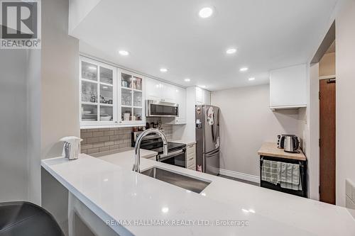 312 - 22 Clarissa Drive, Richmond Hill (Harding), ON - Indoor Photo Showing Kitchen