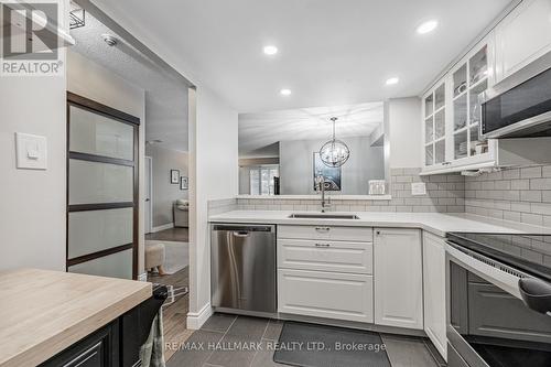 312 - 22 Clarissa Drive, Richmond Hill (Harding), ON - Indoor Photo Showing Kitchen With Upgraded Kitchen