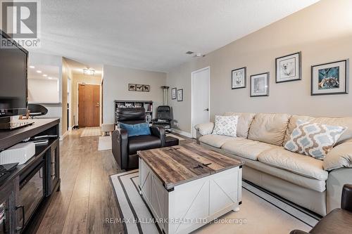 312 - 22 Clarissa Drive, Richmond Hill (Harding), ON - Indoor Photo Showing Living Room