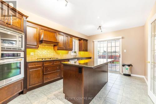 295 Morningmist Street, Brampton, ON - Indoor Photo Showing Kitchen With Upgraded Kitchen