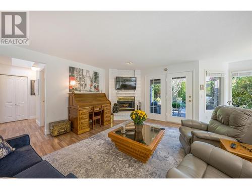 1201 Cameron Avenue Unit# 165, Kelowna, BC - Indoor Photo Showing Living Room With Fireplace