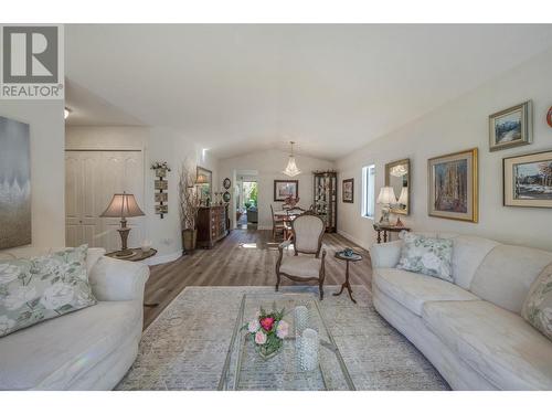 1201 Cameron Avenue Unit# 165, Kelowna, BC - Indoor Photo Showing Living Room