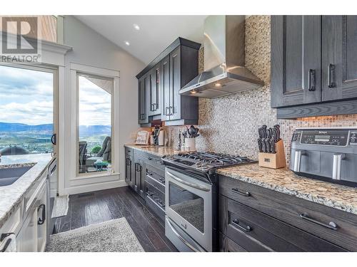 1756 Birkdale Avenue, Kelowna, BC - Indoor Photo Showing Kitchen With Upgraded Kitchen