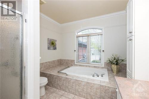 4 pc ensuite with large footprint. - 93 Kinmount Private, Ottawa, ON - Indoor Photo Showing Bathroom