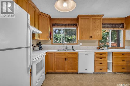 39 Peeling Avenue, Saskatoon, SK - Indoor Photo Showing Kitchen With Double Sink