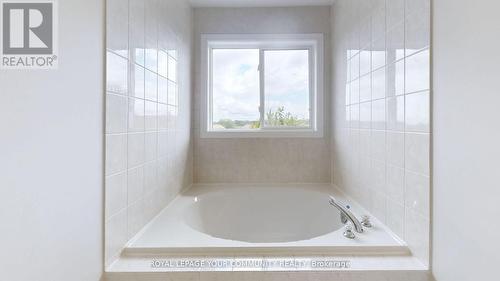 129 Primeau Drive, Aurora, ON - Indoor Photo Showing Bathroom