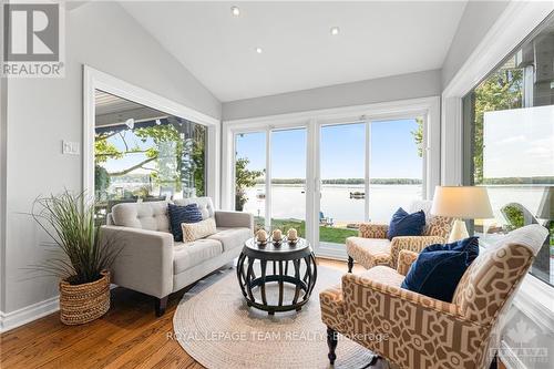 4232 Armitage Avenue, Ottawa, ON - Indoor Photo Showing Living Room