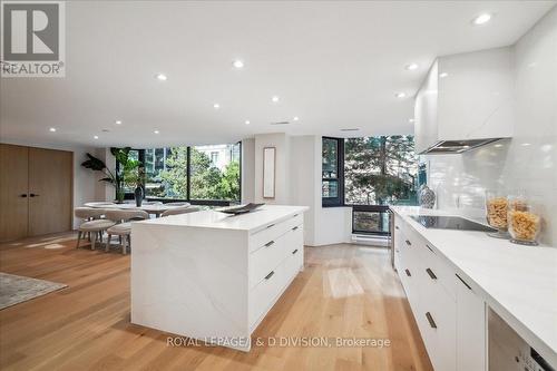 404 - 1166 Bay Street, Toronto (Bay Street Corridor), ON - Indoor Photo Showing Kitchen With Upgraded Kitchen