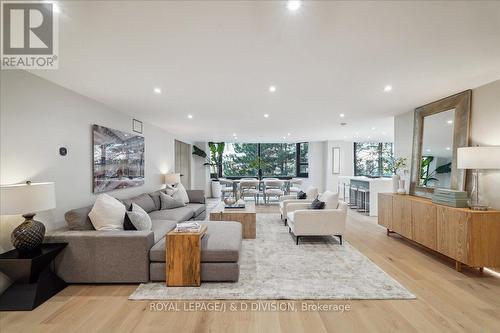 404 - 1166 Bay Street, Toronto, ON - Indoor Photo Showing Living Room