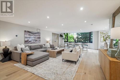 404 - 1166 Bay Street, Toronto, ON - Indoor Photo Showing Living Room