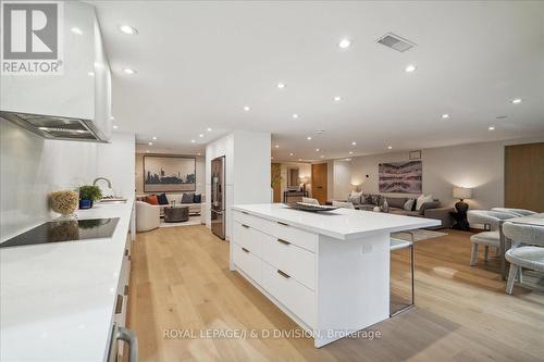 404 - 1166 Bay Street, Toronto, ON - Indoor Photo Showing Kitchen With Upgraded Kitchen