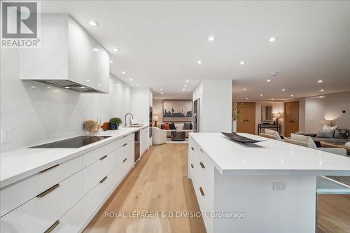 404 - 1166 Bay Street, Toronto, ON - Indoor Photo Showing Kitchen With Upgraded Kitchen