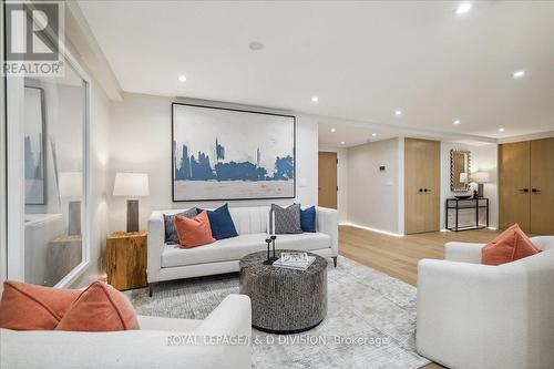 404 - 1166 Bay Street, Toronto, ON - Indoor Photo Showing Living Room