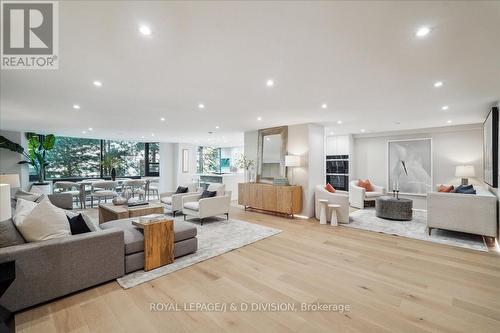 404 - 1166 Bay Street, Toronto, ON - Indoor Photo Showing Living Room