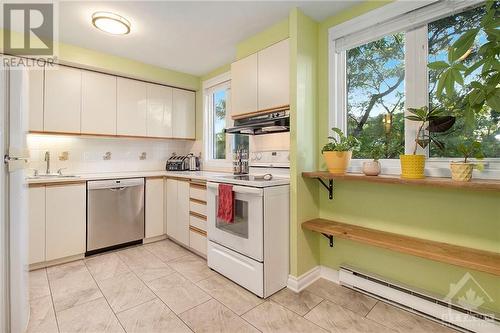 B - 6718 Jeanne D'Arc Boulevard, Orleans - Convent Glen And Area (2005 - Convent Glen North), ON - Indoor Photo Showing Kitchen