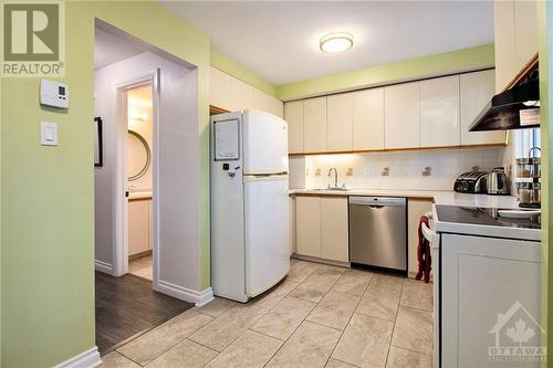 B - 6718 Jeanne D'Arc Boulevard, Orleans - Convent Glen And Area (2005 - Convent Glen North), ON - Indoor Photo Showing Kitchen