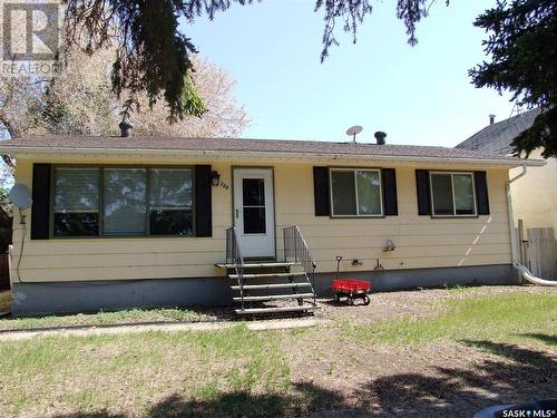 306 3Rd Avenue W, Leader, SK - Outdoor