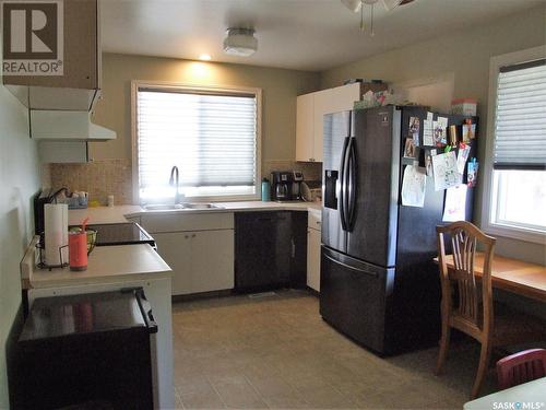 306 3Rd Avenue W, Leader, SK - Indoor Photo Showing Kitchen