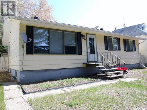 306 3Rd Avenue W, Leader, SK - Outdoor