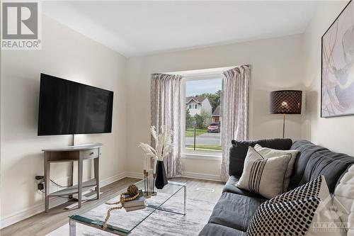 living room another angle - 2560 Hunters Point Crescent, Ottawa, ON - Indoor