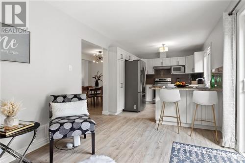 kitchen and family room - 2560 Hunters Point Crescent, Ottawa, ON - Indoor Photo Showing Kitchen