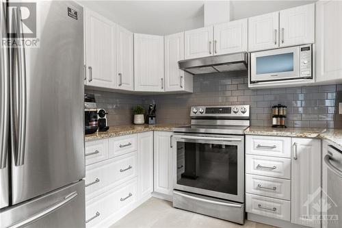 stainless steel appliances - 2560 Hunters Point Crescent, Ottawa, ON - Indoor Photo Showing Kitchen With Upgraded Kitchen