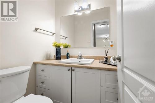 half bath on main floor - 2560 Hunters Point Crescent, Ottawa, ON - Indoor Photo Showing Bathroom