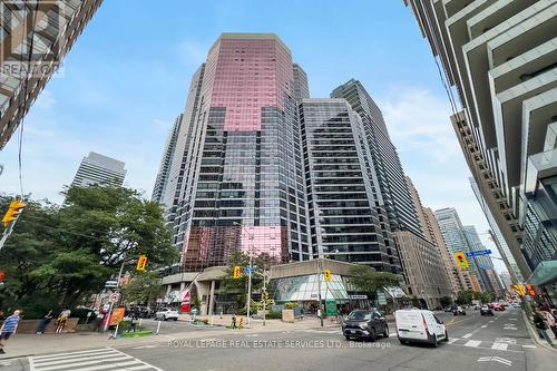 2014 - 1001 Bay Street, Toronto (Bay Street Corridor), ON - Outdoor With Facade