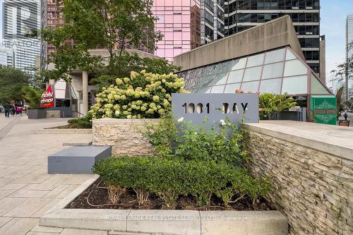 2014 - 1001 Bay Street, Toronto (Bay Street Corridor), ON - Outdoor